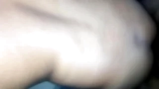 Abrindo o rabo e rebolando na vara