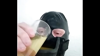 Homo slaaf drinkt pis uit urinaal pranks