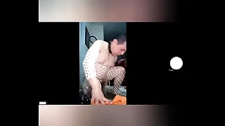 Lamiendo el suelo como una perrita y AMO usandome de una manera humillante