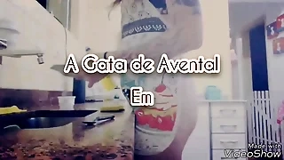 A Gata de Avental - lavando louças só de lingerie e avental